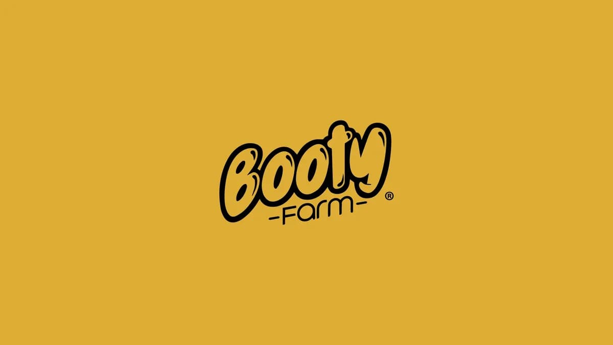 Il marchio BootyFarm su fondo oro.