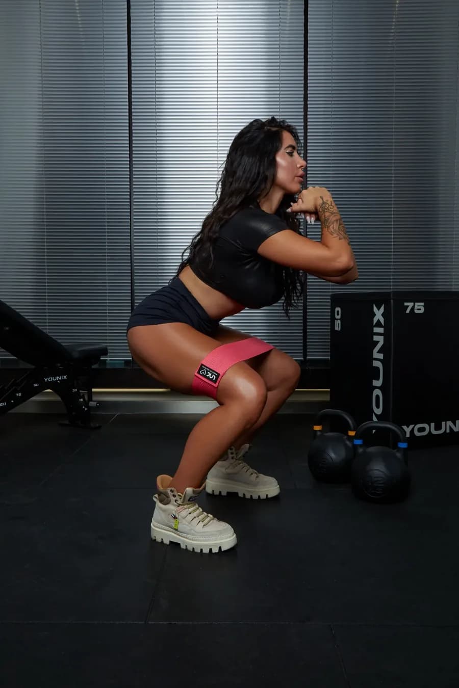 Squat con elastico di resistenza, in sala